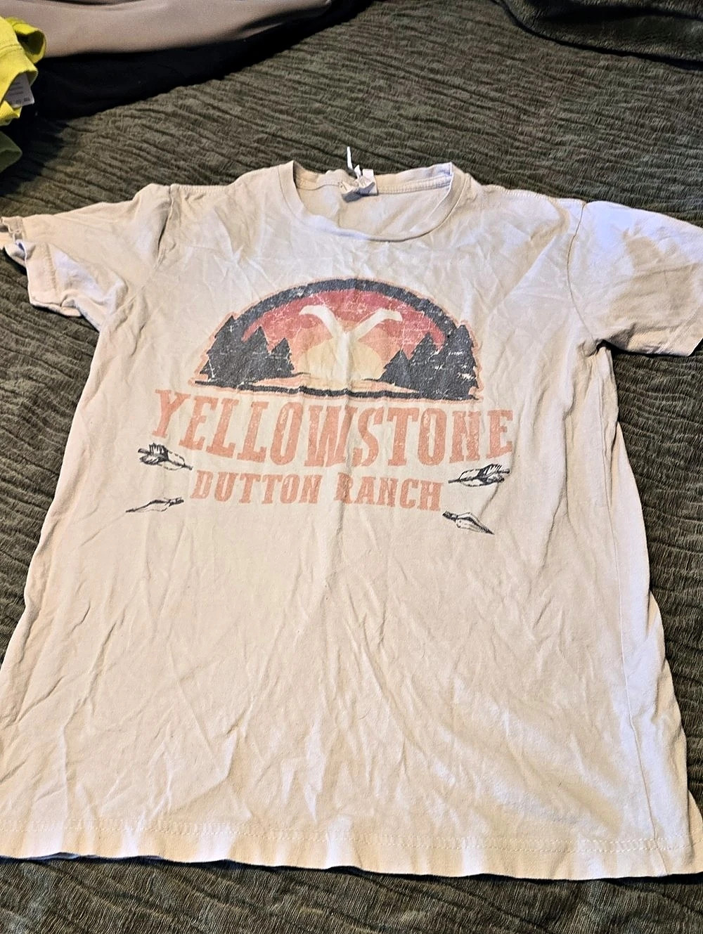 Yellowstone Dutton Ranch Arrows T-Shirt Graphic Tee in Cream & Red